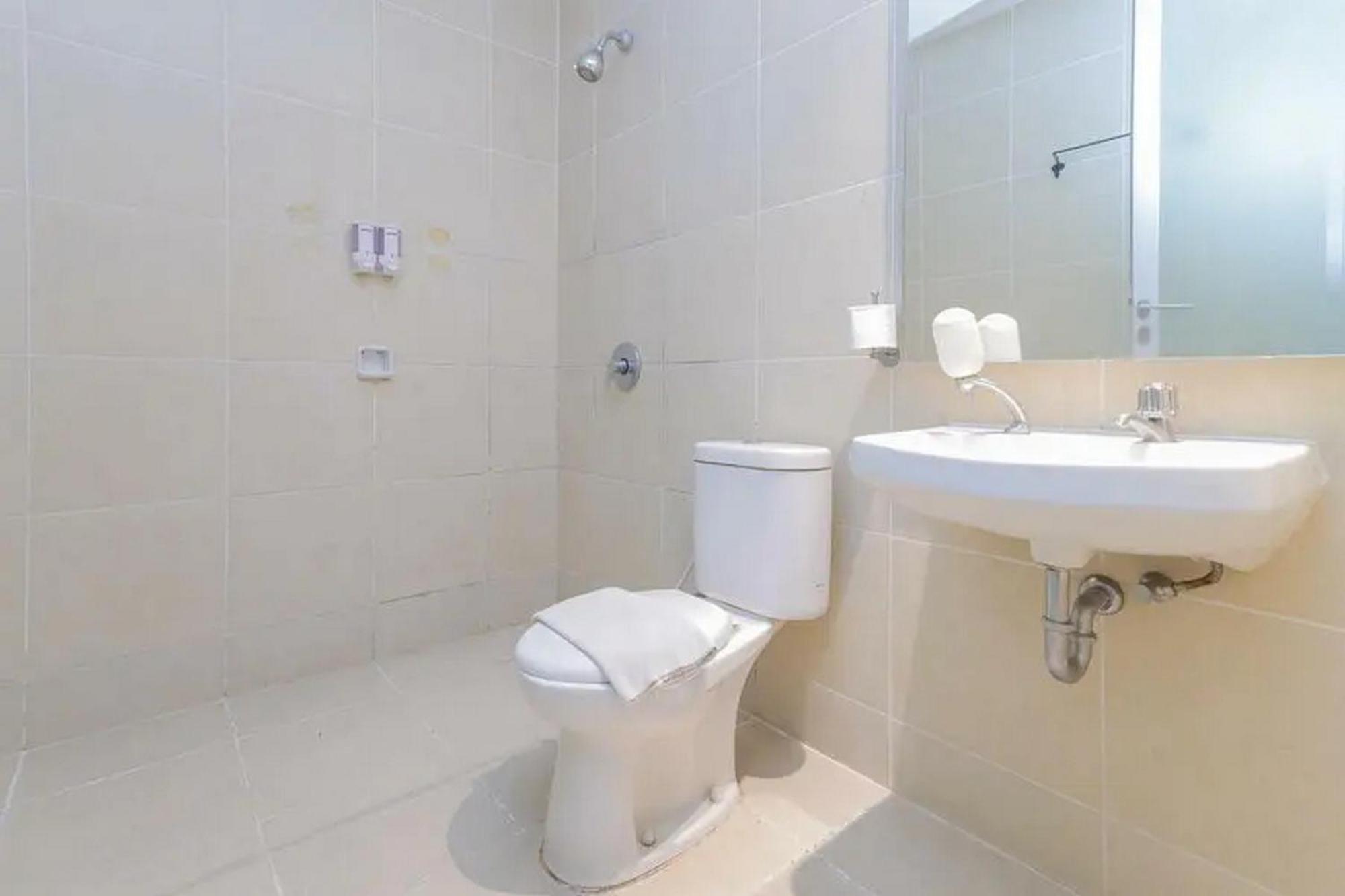 Reddoorz Plus At Riverside Malang Habitación foto